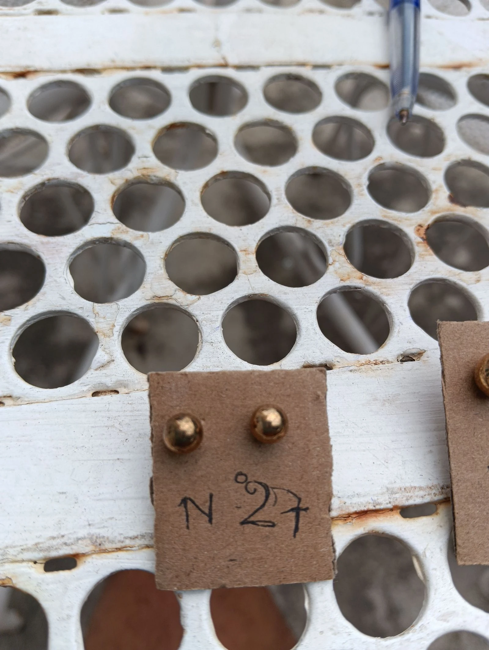 Paire de boucles d oreilles n 27 neuve dorée 